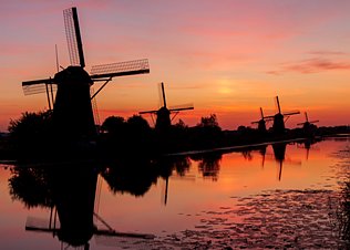 Zonsondergang Betoverende zonsondergang op Kinderdijk